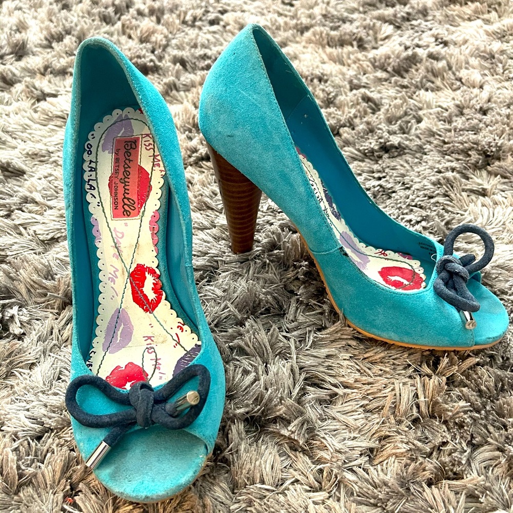 Betsy Johnson turquoise heel size 6